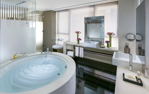 the-landmark-mandarin-oriental-hong-kong-bathroom