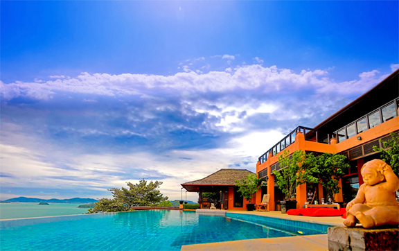 The Residence Villa's infinity pool at the Sri Panwa Phuket