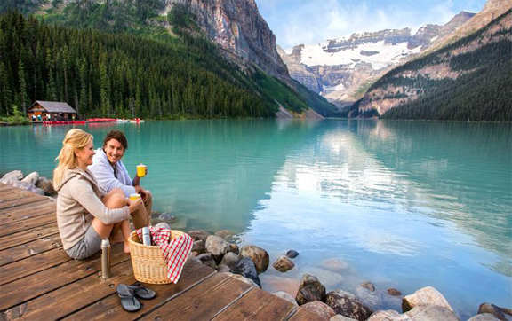 Fairmont-Chateau-Lake-Louise-Canada-Picnic-Stunning-View