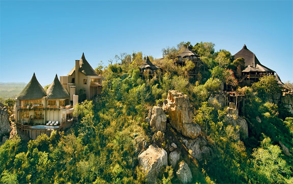 Ulusaba-Lodge-South-Africa-Exteruir-of-Lodges-on-the-Mountain-Cliff