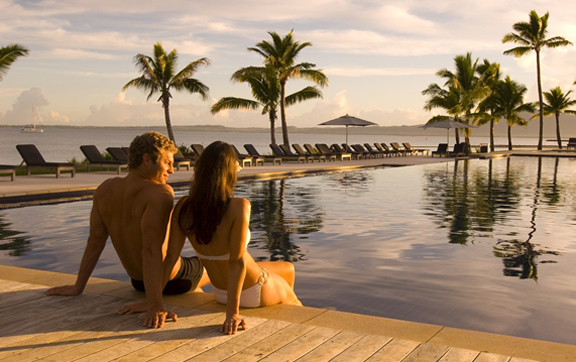 Hilton-Fiji-Beach-Resort-and-Spa-couple-by-pool
