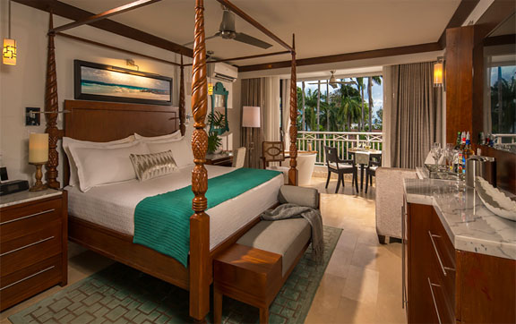 Crystal Lagoon Club Level Luxury Suite with Balcony Tranquility Soaking Tub