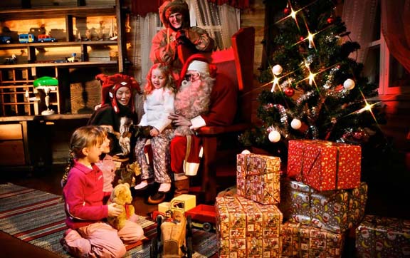 santas-home-santa-and-children