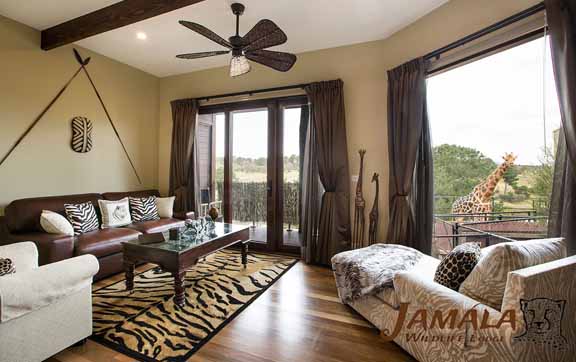 jamala-wildlife-lodge-canberra-giraffe-treehouse-accommodation