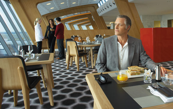 qantas first class lounge sydney international